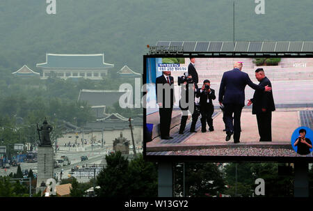 Seoul, US-Präsident Donald Trump Überquerung der innerkoreanischen Grenze in Panmunjom. 30. Juni, 2019. Eine live Übertragung Bildschirm in der Nähe der Blauen Haus in Seoul, Südkorea, zeigt der US-Präsident Donald Trump die inter-koreanischen Grenze in Panmunjom, Juni 30, 2019 Kreuzung. Donald Trump und Kim Jong Un met am Sonntag im Inter-koreanischen Grenze Dorf Panmunjom. Credit: NEWSIS/Xinhua/Alamy leben Nachrichten Stockfoto
