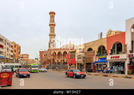 Hurghada, Ägypten bis zum 15. April 2019: Turm der Moschee in der Straße der bekannten touristischen Stadt Hurghada, Ägypten Stockfoto
