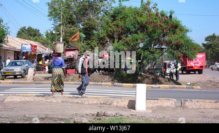 Moshi/Tansania, Kilimanjaro Provinz: 28. Dezember, 2015: die lokale Bevölkerung vom Gehen auf dem täglichen Markt im Zentrum der Stadt Moshi und kommenden Stockfoto