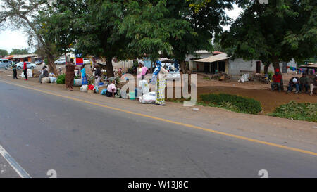 Moshi/Tansania, Kilimanjaro Provinz: 2. Januar 2016: lokale Leute Warten an der Bushaltestelle und Chat nach Aus der tägliche Markt in der Stadt cen Stockfoto