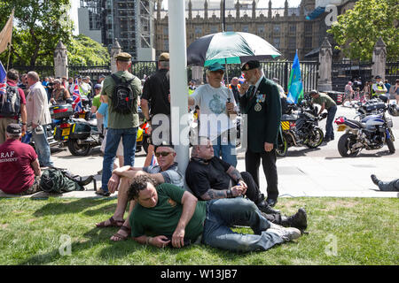 Ehemalige Paras Protest in London als ehemaliger britischer Soldat Gesichter Mordaufladungen über 1972 Shootings auf Bloody Sunday, Londonderry, Nordirland Stockfoto