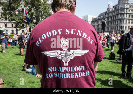 Ehemalige Paras Protest in London als ehemaliger britischer Soldat Gesichter Mordaufladungen über 1972 Shootings auf Bloody Sunday, Londonderry, Nordirland Stockfoto