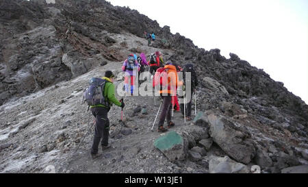 Arusha Nationalpark, Kilimanjaro Provinz/Tansania - 1. Januar 2016: viele Kletterer Wanderung auf den Gipfel des Mount Meru in Arusha Nationalpark i Stockfoto