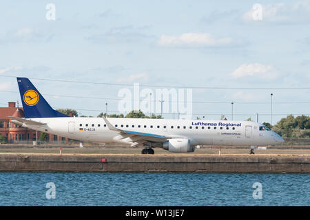 London City Airport, England - August 02, 2013 - Lufthansa Embraer ERJ-190LR in Lufthansa Regional livery Rollen, bevor Sie auf der Piste nehmen Stockfoto