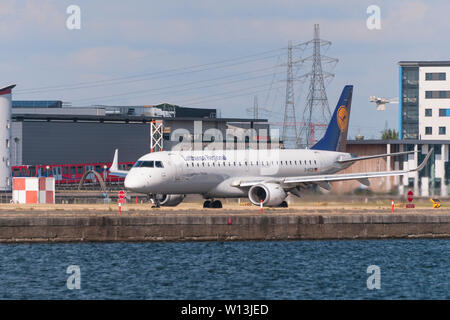 London City Airport, England - August 02, 2013 - Lufthansa Embraer ERJ-190LR in Lufthansa Regional livery bereit Start auf zu nehmen Stockfoto