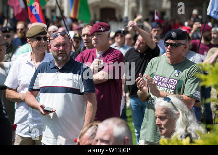 Ehemalige Paras Protest in London als ehemaliger britischer Soldat Gesichter Mordaufladungen über 1972 Shootings auf Bloody Sunday, Londonderry, Nordirland Stockfoto