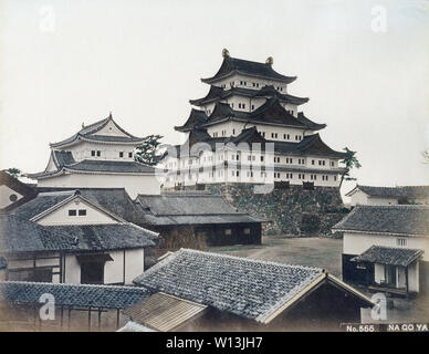 [1890s Japan - Nagoya Castle] - Die honmaru (Hauptgehäuse) und dem kleinen Turm von Nagoya Castle in Nagoya, Aichi Präfektur. Die Burg war der Ausgangspunkt der Owari Tokugawa Clans, die Japan während der Edo Periode (1603-1868) regiert. Das Schloss wurde zwischen 1610 und 1619 gebaut. Es wurde von einem amerikanischen Bombenangriff 1945 zerstört. Im Jahr 1959, eine Nachbildung aus Beton gebaut wurde. 19 Vintage albumen Foto. Stockfoto