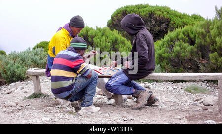 Mount Kilimanjaro, Mount Kilimanjaro Provinz/Tansania: 7. Januar 2016: Der junge lehrling Torhüter in halbrunder Apsis Camp auf den Kilimanjaro, eine Pause zu machen Stockfoto