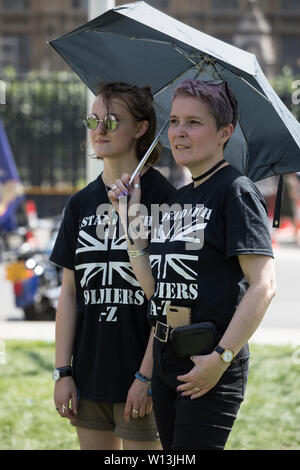 Ehemalige Paras Protest in London als ehemaliger britischer Soldat Gesichter Mordaufladungen über 1972 Shootings auf Bloody Sunday, Londonderry, Nordirland Stockfoto