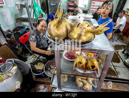 Traditionelle asiatische Street Food Restaurant in Hanoi, Vietnam Stockfoto