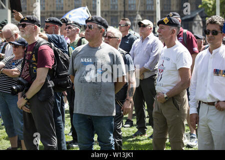 Ehemalige Paras Protest in London als ehemaliger britischer Soldat Gesichter Mordaufladungen über 1972 Shootings auf Bloody Sunday, Londonderry, Nordirland Stockfoto