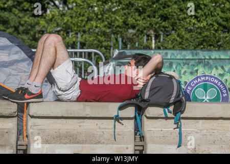 Wimbledon, London. UK. 30. Juni 2019. Tennis Fans Start in den Morgen Sonnenschein für Tickets zur 2019 Wimbledon Lawn Championships in die Warteschlange zu stellen. Wimbledon ist nach wie vor einer der ganz wenigen großen britischen Sportveranstaltungen, wo Tennis Enthusiasten Karten am Tag des Spiels, die am 1. Juli Start kaufen können. Credit: Amer ghazzal/Alamy leben Nachrichten Stockfoto