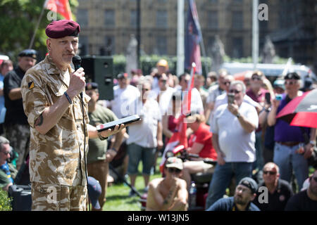 Ehemalige Paras Protest in London als ehemaliger britischer Soldat Gesichter Mordaufladungen über 1972 Shootings auf Bloody Sunday, Londonderry, Nordirland Stockfoto