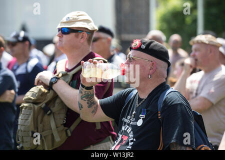 Ehemalige Paras Protest in London als ehemaliger britischer Soldat Gesichter Mordaufladungen über 1972 Shootings auf Bloody Sunday, Londonderry, Nordirland Stockfoto