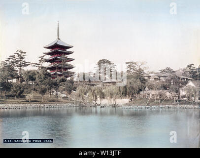 [1890s Japan - sarusawa Pond, Nara] - Ansicht von Sarusawa Pond und das 5-stöckige Pagode des Kofukuji Tempel, Nara. 19 Vintage albumen Foto. Stockfoto