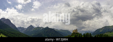 Panorama Landschaft des unteren Engadin in den Schweizer Alpen mit Schloss Tarasp Stockfoto