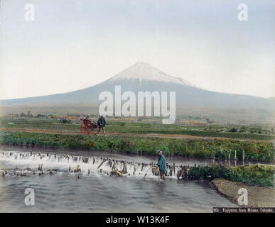 [1890s Japan - Fuji] - Blick auf den Mt. Fuji an der Tokaido. Der Titel fordert den Ort Mitake. Wie Mount Hoei ist deutlich sichtbar auf der rechten Seite, muss dies in der Nähe Yoshiwara Juku in Shizuoka Präfektur, die vierzehnte Station der Tokaido. Von Edo nach Kyoto, das war der einzige Bereich entlang der Tokaido wo Mount Fuji auf der linken Seite gesehen wurde. Die Gegend war bekannt als "hidari Fuji' (links Fuji). 19 Vintage albumen Foto. Stockfoto