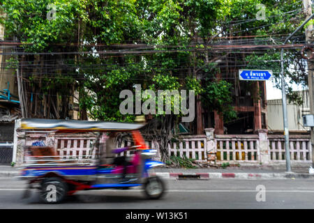 Tuk Tuk Taxi fahren auf den Straßen von Silom Viertel in Bangkok. Stockfoto