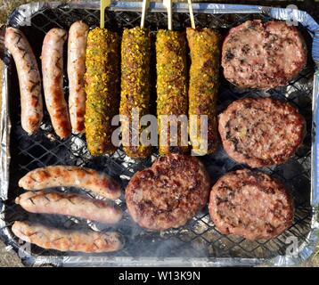 Verfügbare Instant BBQ Folie Fach kochen, beefburgers, Würstchen, und Kebabs Stockfoto