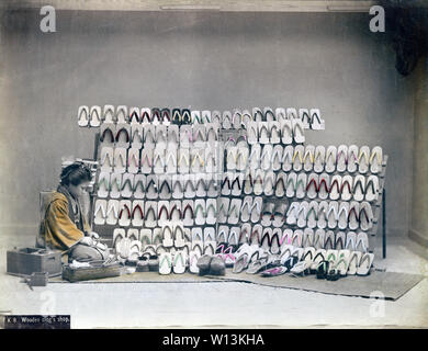 [1890s Japan - Geta verstopfen Store] - Ein studio Foto einer Frau verkaufen Geta, Japanischer Holz- Schuh tragen. Die Wurzeln der geta Zurück zur yayoi Ära, aber sie wurde besonders populär in der Edo Periode (1600 - 1868). Geta Handwerker angeboten eine Vielzahl von Geta, abhängig von der Mode der Zeit. 19 Vintage albumen Foto. Stockfoto