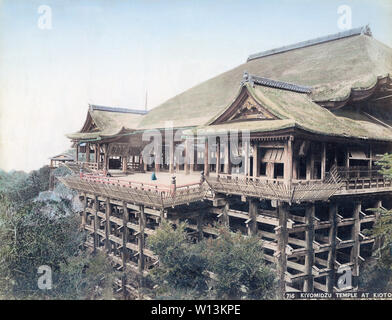 [1890s Japan - Kiyomizudera Tempel, Kyoto] - Otowa-san Kiyomizudera buddhistische Tempel in Kyoto im Osten von Kyoto. Im Jahre 1633 erbaute Tempel Termine wirklich zurück auf 798. Der Tempel erhielt seinen Namen ("Wasser"), der von den Wasserfall in der Tempelanlage. Die große Veranda ist durch Hunderte von Säulen getragen. Während der Edo Periode (1600-1867), glaubten die Menschen, dass sie, wenn sie von der 13 Meter hohen Bühne sprang und überlebte, ihren Wunsch wahr würde. Einige 234 Brücken wurden in der Edo Periode, von denen 85,4% überlebt. 19 Vintage albumen Foto. Stockfoto