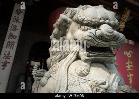 Nahaufnahme eines Löwen Statue bei einem chinesischen Tempel (nanputuo Tempel) in Xiamen. Stockfoto