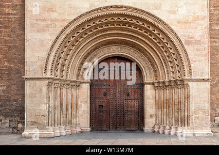 Große alte Holztür am Eingang der Kathedrale in Valencia, Spanien. Stockfoto
