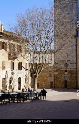 San Gimignano, Italien - 03. März 2019: Touristen, die in der kleinen und charakteristischen Mittelalterlichen Stadt in der Toskana in der Nähe von Siena Stockfoto