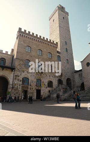San Gimignano, Italien - 03. März 2019: Touristen, die in der kleinen und charakteristischen Mittelalterlichen Stadt in der Toskana in der Nähe von Siena Stockfoto