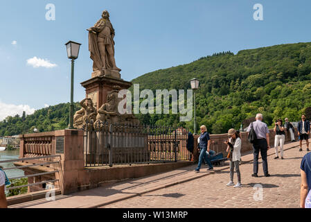 HEIDELBERG, Deutschland - 16. Juni 2019: Die alte Brücke über den Neckar Stockfoto