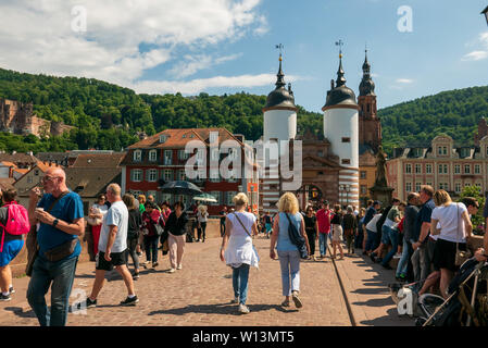 HEIDELBERG, Deutschland - 16. Juni 2019: Die alte Brücke über den Neckar Stockfoto