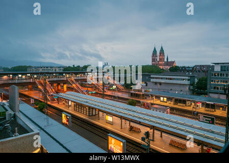 FREIBURG im Breisgau, Deutschland - 16. JUNI 2019: Freiburg Hauptbahnhof ist der wichtigste Bahnhof der Stadt. Die Rheintalbahn, Hollentalbahn Stockfoto