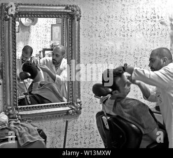 Reflexion an der Friseure im Grand Bazaar Stockfoto