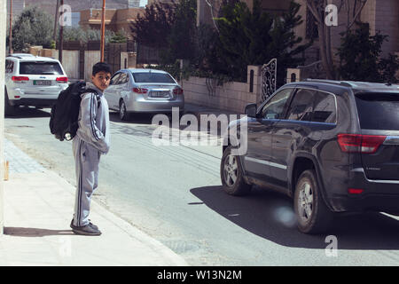 Jordanien, Naher Osten, Autokorsos, Fahrzeuge, Wüsten, Wüsten, Gobi, alte Städte, Sehenswürdigkeiten, kleine Städte, Kleinstädte, Colosseum, Leben, Bewohner, Straßen, Wege, Straßen, städtischen Gebieten Stockfoto