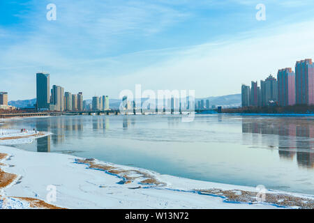 Schnee Landschaft an den Ufern der Songhua Fluss in Jilin Stockfoto