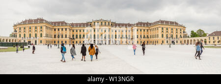 Wien, Österreich - 23 April, 2019: Touristen vor dem Schloss Schönbrunn, kaiserliche Sommerresidenz in Wien am April 23,2019 in Wien, Österreich. Schonbrun