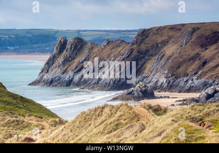 Die Klippen von großen Tor und den Strand von Three Cliffs Bay auf der südlichen Küste Gowers an einem kalten, sonnigen Tag, South Wales Stockfoto