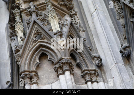 Köln, Deutschland. Juni, 2019 19. Kleine Figuren auf den Portalen der Kathedrale brechen leicht und sind beliebte Souvenirs mit Touristen. Diebstähle, Graffiti, Vandalismus - das kann auch Kirchen haben. Manchmal ist der ideale Schaden höher ist als der materielle Schaden. Deutschlands größte Kathedrale ist besonders hart betroffen. (Dpa' Vandalismus in Kirchen - "Das schmerzt bereits in der Seele') Credit: Henning Kaiser/dpa/Alamy leben Nachrichten Stockfoto