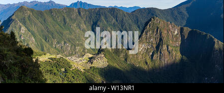 Panoramablick über Machu Picchu am frühen Morgen, wenn die Sonne aufgeht Die verlorene Stadt der Inkas zu schlagen, Urubamba, Cusco Region, Peru, Südamerika Stockfoto