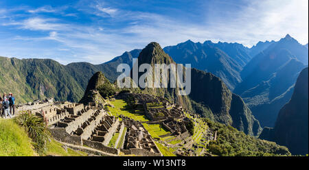 Panoramablick über Machu Picchu am frühen Morgen, wenn die Sonne aufgeht Die verlorene Stadt der Inkas zu schlagen, Urubamba, Cusco Region, Peru, Südamerika Stockfoto