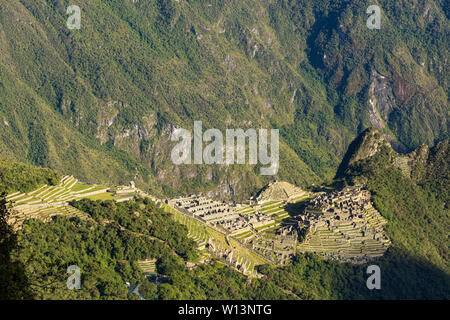 Blick auf Machu Picchu am frühen Morgen, wenn die Sonne aufgeht Die verlorene Stadt der Inkas zu schlagen, Urubamba, Cusco Region, Peru, Südamerika Stockfoto