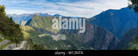 Panoramablick über Machu Picchu am frühen Morgen, wenn die Sonne aufgeht Die verlorene Stadt der Inkas zu schlagen, Urubamba, Cusco Region, Peru, Südamerika Stockfoto