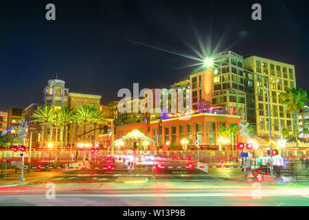 Pedicabs Beleuchtung, Autos und der U-Bahnlinie halten am Bahnübergang in Harbor Drive zwischen Marina District und Gaslamp Quarter von San Diego Downtown Stockfoto