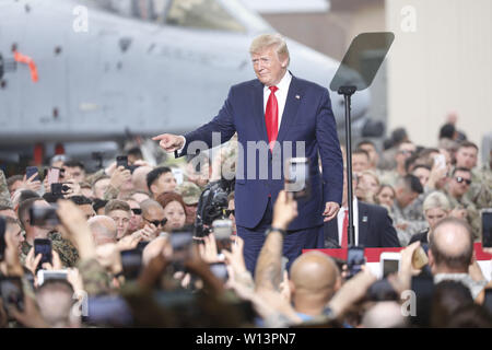 Osan Flughafen, Europa, Deutschland, Baden-Württemberg, Südkorea. 30. Juni, 2019. Juni 30, 2019 - OSAN FLUGHAFEN, Südkorea - US-Präsident Donald Trump kommt an Osan Flughafen Militärflugplatzes für ihre Soldaten treffen Veranstaltung in Osan Flughafen Airbase in OSAN FLUGHAFEN, Südkorea. US-Präsident Donald Trump treffen Leder Nordkoreas Kim Jong Un heute um waffenstillstand Dorf Panmunjom. Credit: Ryu Seung-Il/ZUMA Draht/Alamy leben Nachrichten Stockfoto