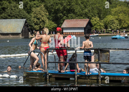 Die badegäste Warteschlange außerhalb der Serpentine Lido im Hyde Park, London. Da das Vereinigte Königreich aalt sich in 33 C Sonnenschein während der heißesten Tag des Jahres am 29. Juni 2019 Stockfoto