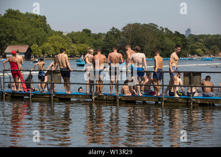 Die badegäste Warteschlange außerhalb der Serpentine Lido im Hyde Park, London. Da das Vereinigte Königreich aalt sich in 33 C Sonnenschein während der heißesten Tag des Jahres am 29. Juni 2019 Stockfoto