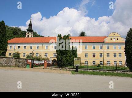 Anzeigen von Novo Hopovo Kloster in der Fruska Gora Nationalpark, Vojvodina, Serbien Stockfoto