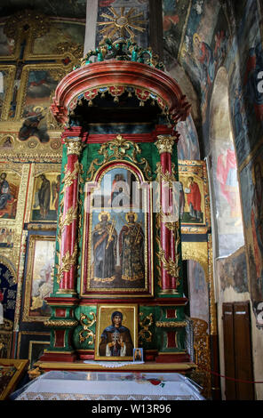 NOVI SAD, Serbien - Juni 07, 2019: Der Innenraum der Kapelle im Kloster Krusedol Fruska Gora Nationalpark, Vojvodina, Serbien Stockfoto