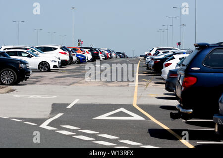 Langer Aufenthalt Parkplatz im Sommer am Flughafen Birmingham, Großbritannien Stockfoto