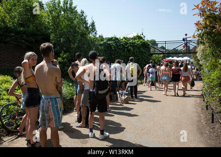 Die badegäste Warteschlange außerhalb der Serpentine Lido im Hyde Park, London. Da das Vereinigte Königreich aalt sich in 33 C Sonnenschein während der heißesten Tag des Jahres am 29. Juni 2019 Stockfoto